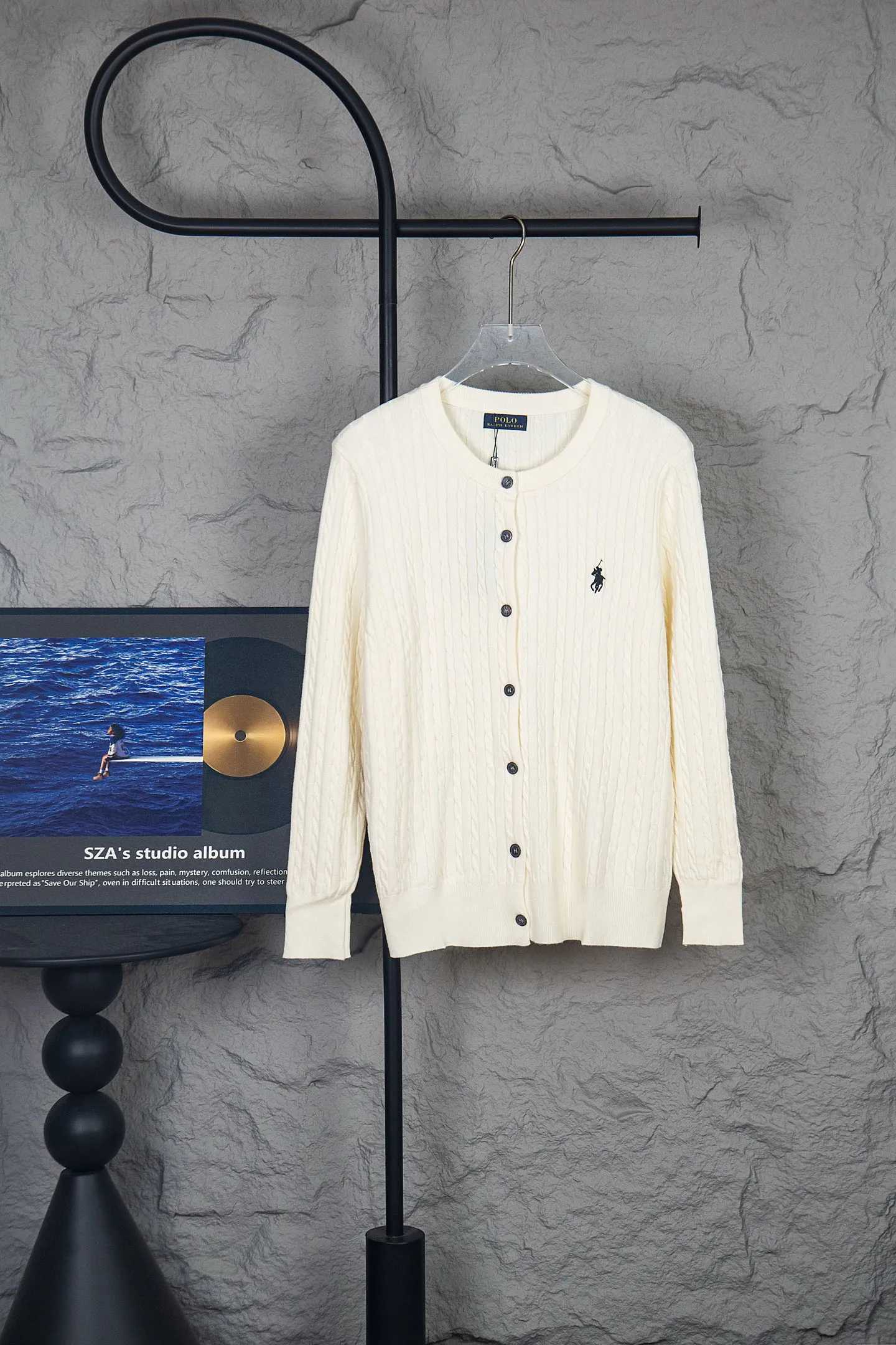 P190 Ralph Lauren Classic Round Neck Solid Color Pony Embroidered Logo Knitted Cardigan Long Sleeve Ralph Lauren Classic Basic Versatile Twist Knitted Cardigan Long Sleeve Main supply platform live broadcast Wholesale entity Replenish when out of stock Not removed from the shelves Quality 1:1 patterning Complete three standards Correct version of pony logo Imported quality cotton yarn Focus on high-end Cost-effective Good quality Needless to say Zhao Lusi's same style is really amazing, so sweet I'm so beautiful. This cardigan is really good-looking. It's simple and easy to wear. It's a must-have for goddess ootd. Good-looking clothes are never picky. A must-have in the wardrobe of goddesses. Size: S-XL. Color: black, apricot, gray, navy, red, white.